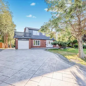  Holiday home Stunning 7 Bedroom Rougeview With 2 Kitchens, 5 Bathrooms, Amazing Backyard & 8-car Parking Canada